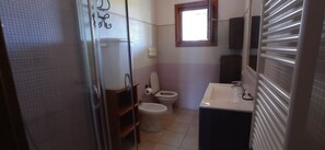 Shower, hair dryer, towels - Holiday Home 'Fiorita' with Wi-Fi and Air Conditioning (Budoni)