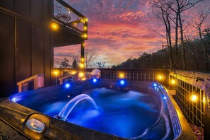 Outdoor spa tub - Romantic Smokies Retreat! Theatre•Style•Mtn Views (Pigeon Forge)