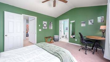 3 habitaciones, escritorio, tabla de planchar con plancha y wifi