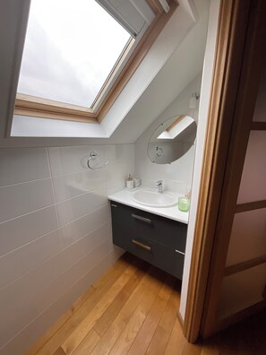 Unclassified image, 2 of 6, button