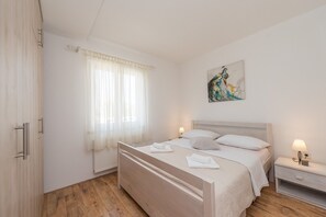 2 bedrooms, iron/ironing board, free WiFi - Privlaka Beach Apartment for 4 (Privlaka)