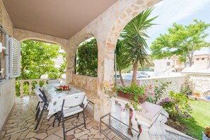 Outdoor dining - Privlaka Beach Apartment for 4 (Privlaka)