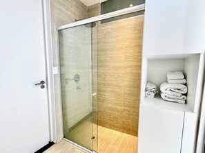 Regadera, secadora de cabello, bidet, toallas 