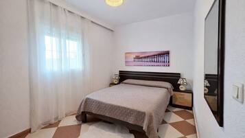 3 bedrooms, iron/ironing board, bed sheets