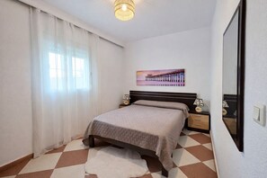 3 slaapkamers, een strijkplank/strijkijzer, beddengoed