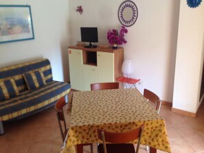 Villa, 2 chambres, patio | Salle à manger