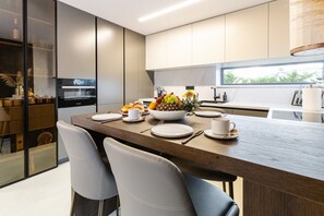 Kühlschrank, Mikrowelle, Ofen, Herdplatte