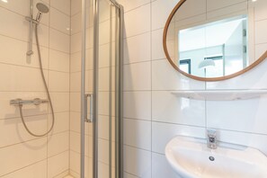Shower, hair dryer, towels, soap - Utrecht City Apartments Huizingalaan (Utrecht)