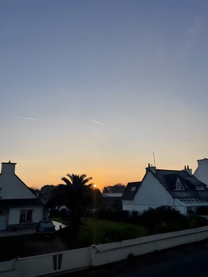 A residential area with houses, a car, and a clear sky. - Spacious house in Locquirec with terrace, 300m from the beach (Locquirec)