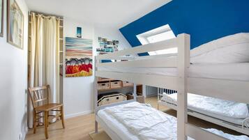 3 bedrooms, iron/ironing board, WiFi, bed sheets