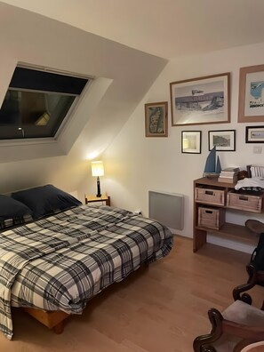 3 habitaciones, tabla de planchar con plancha, wifi y ropa de cama 