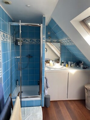 Ducha, secador de pelo, toallas