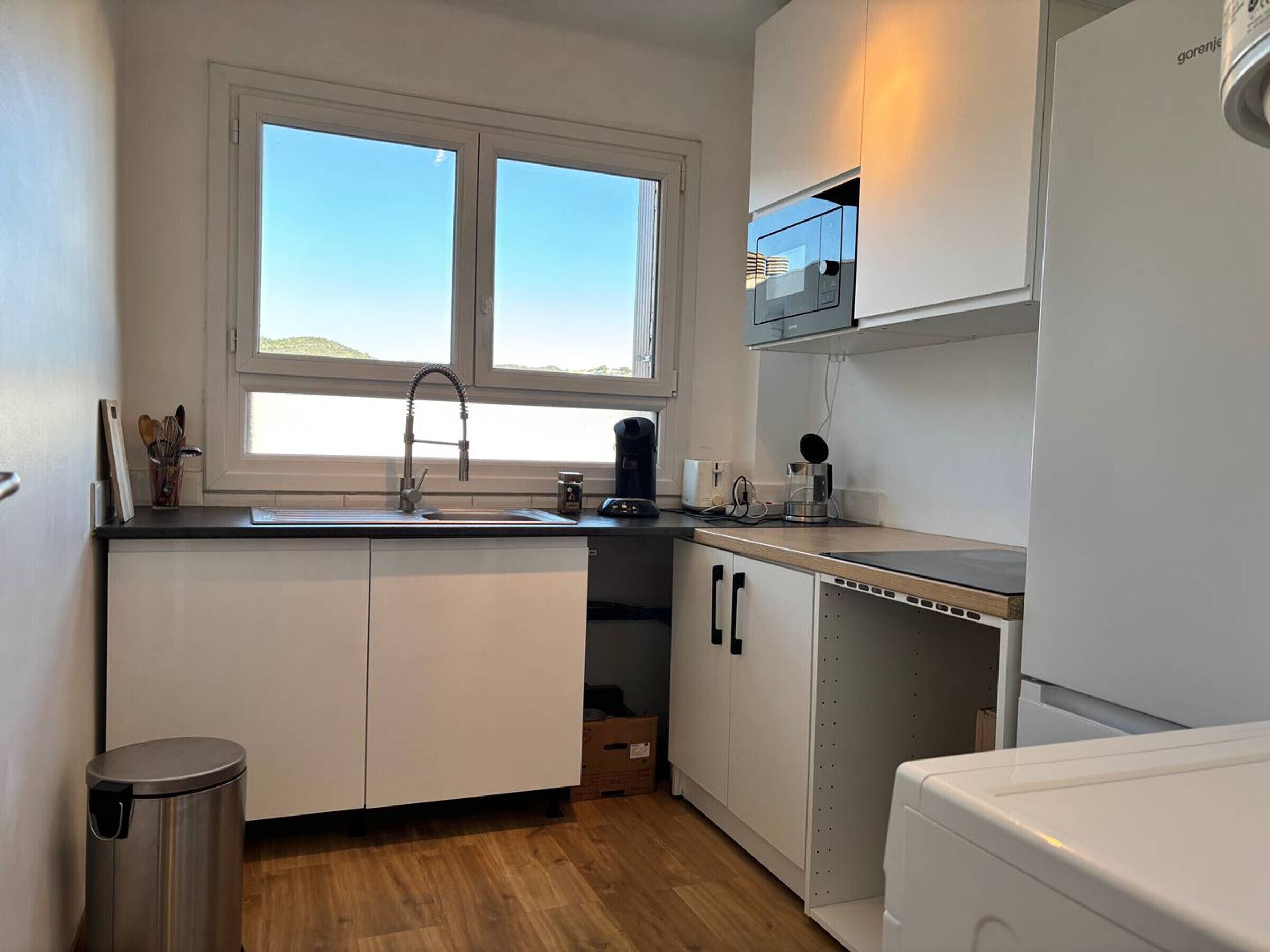 Fridge, oven, coffee/tea maker