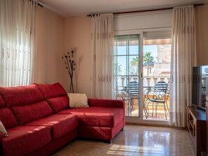 TV - 4-Bedroom Townhouse, Air-Conditioned, Near Beach (Creixell)