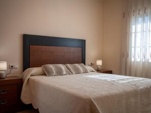 4 bedrooms, free WiFi, bed sheets - 4-Bedroom Townhouse, Air-Conditioned, Near Beach (Creixell)