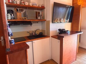A compact kitchen with a microwave, sink, and a small countertop. - Les Angles - Cozy T2 Cabin 4 Pers (Les Angles)