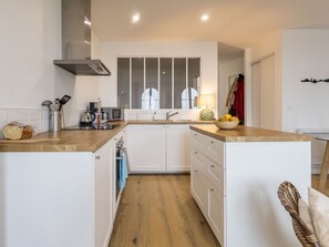 Fridge, microwave, oven, dishwasher - Charming apartment in the heart of Le Croisic with port view (Le Croisic)
