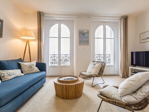 TV - Charming apartment in the heart of Le Croisic with port view (Le Croisic)