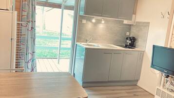 Réfrigérateur, micro-ondes, cafetiÚre/bouilloire, grille-pain