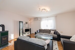 Smart TV - Charming Seaside Family Retreat (Bibinje)