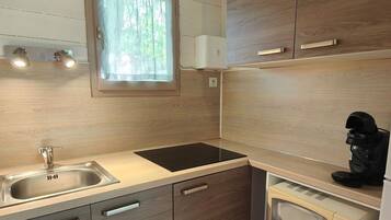 Fridge, microwave, coffee/tea maker, toaster