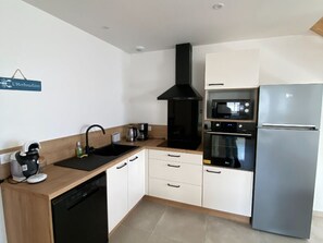 Fridge, microwave, oven, stovetop - Holiday home in Noirmoutier, near beach and port, 8 people (Noirmoutier-en-l'Île)