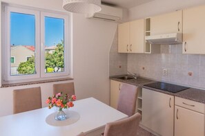 Kühlschrank, Herdplatte, Hochstuhl, Kochgeschirr/Geschirr/Besteck