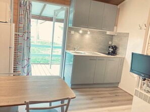 Réfrigérateur, micro-ondes, cafetière/bouilloire, grille-pain