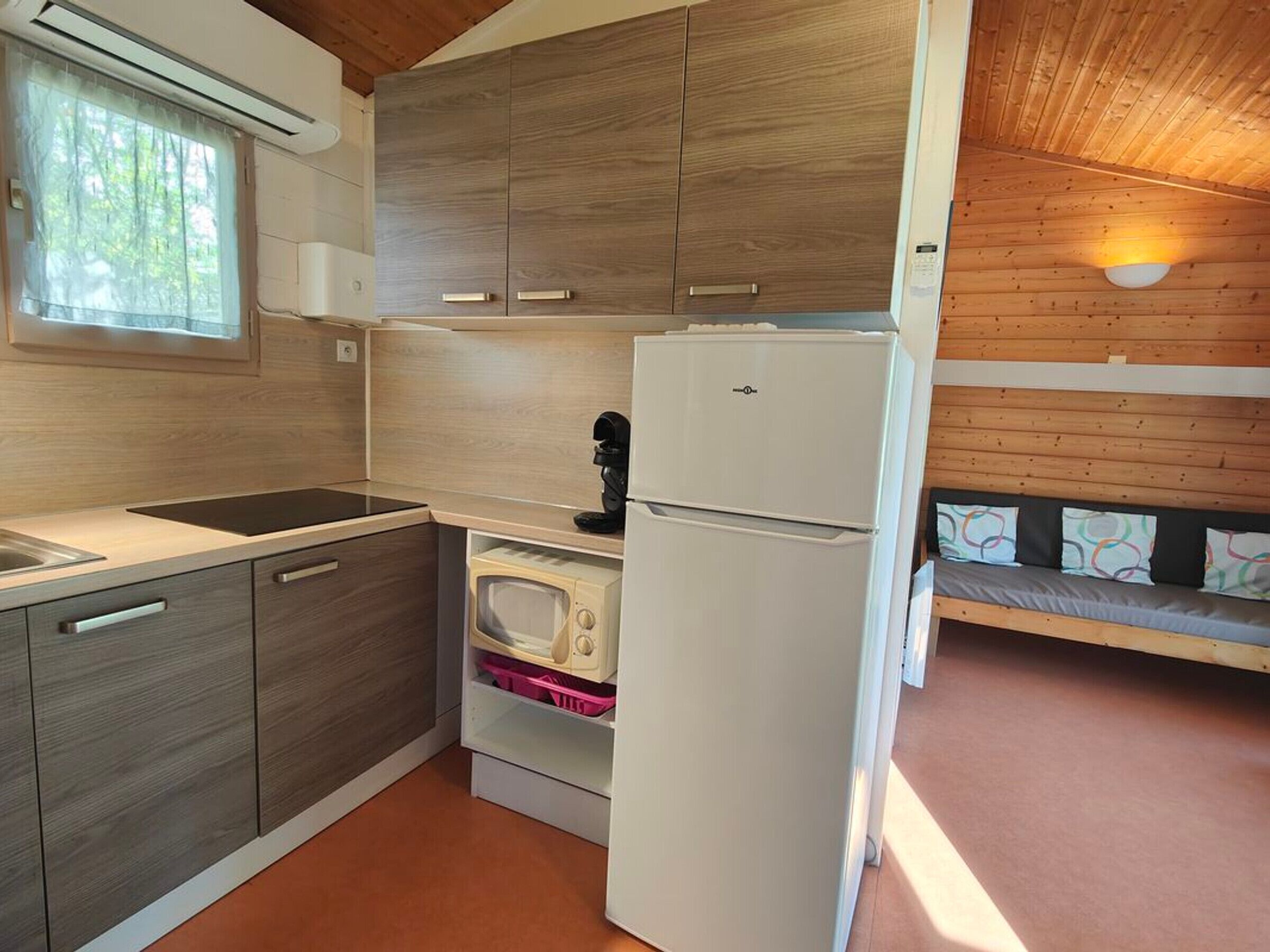 Kjøleskap, mikrobølgeovn, kaffetrakter/tekoker og brødrister