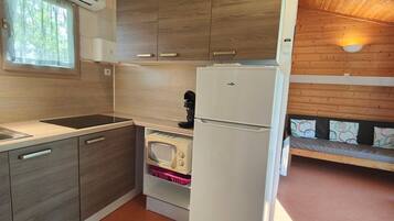 Kjøleskap, mikrobølgeovn, kaffetrakter/tekoker og brødrister