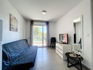 TV - Bright 1-Bedroom Apartment in Argelès-sur-Mer (Argelès-sur-Mer)