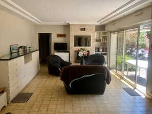 TV - Spacious villa for 9 in Saint-Jacques, near sea, fully equipped (Sarzeau)