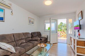 Smart TV, fireplace - Charming Holiday Home in Maslenica (Maslenica)