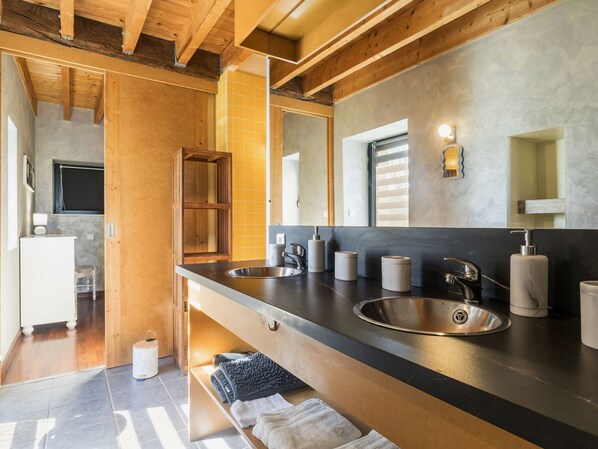 Fridge, microwave, oven, dishwasher - Charming Cottage with Fireplace and Spa (Pannecé)