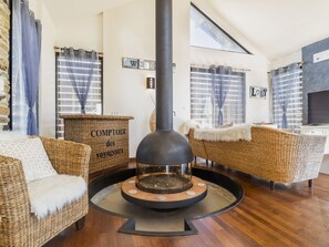 Interior - Charming Cottage with Fireplace and Spa (Pannecé)