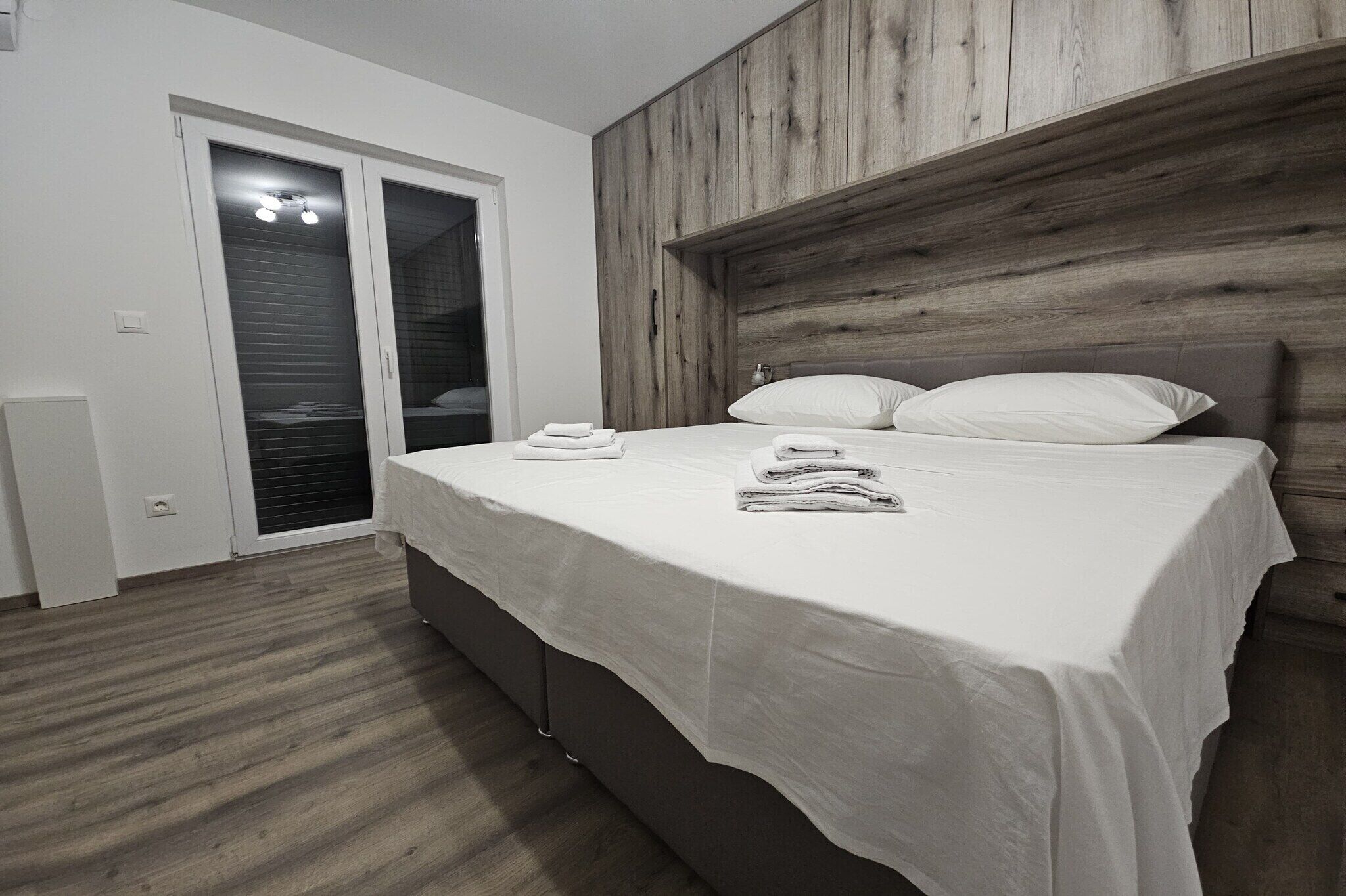 3 bedrooms, travel crib