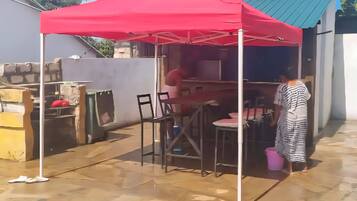 Nhà, 4 phòng ngủ, hút thuốc, hồ bơi riêng | Khu ẩm thực ngoài trời