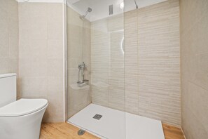 Douche, sèche-cheveux, serviettes fournies