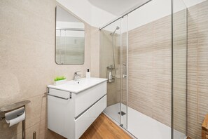Dusche, Haartrockner, Handtücher