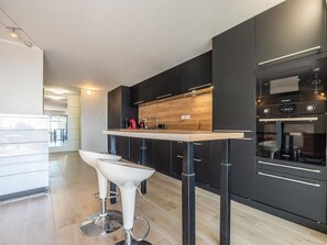 Fridge, dishwasher - Exceptional T2 with Patio, Direct Beach Access! (Sète)