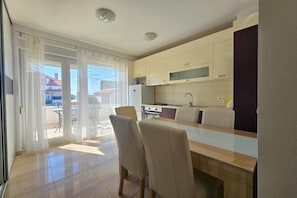 Fridge, oven, coffee/tea maker, cookware/dishes/utensils - Costal Apartment for 4 in Zaton (Zaton)