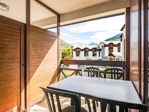 Outdoor dining - Cozy studio in Brides-les-Bains with parking! (Brides-les-Bains)