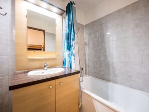 Bathroom - Cozy studio in Brides-les-Bains with parking! (Brides-les-Bains)