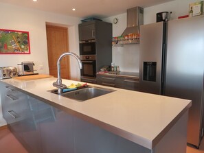 Kühlschrank, Mikrowelle, Ofen, Geschirrspüler