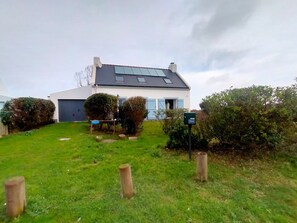 Exterior - Bright house 800m from beach, pet-friendly, large garden (Bangor)