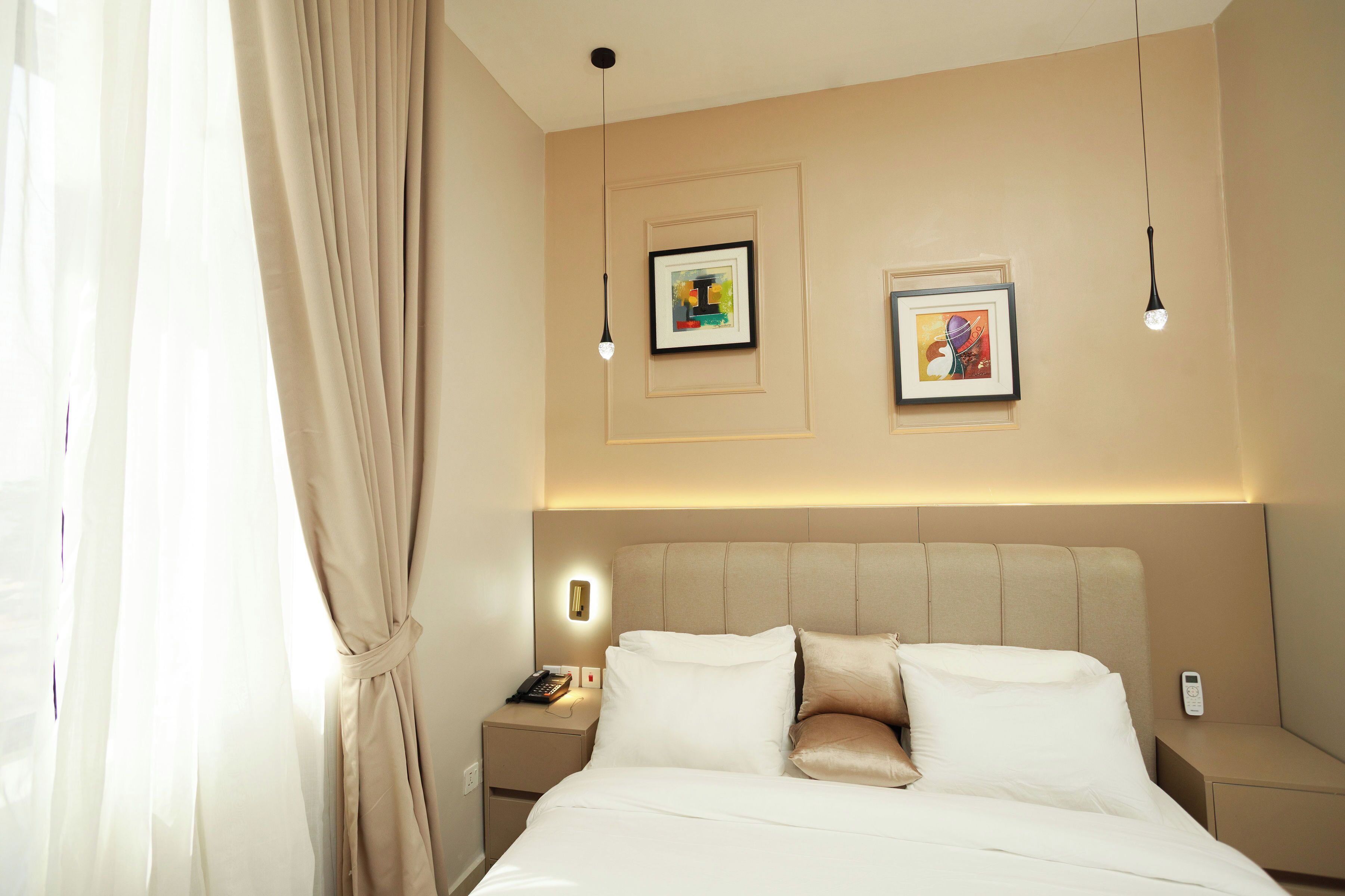 Kamar Standar, pemandangan kota