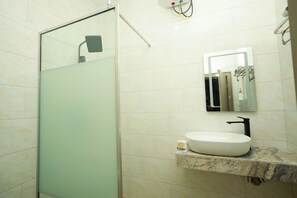 Buồng tắm vòi sen, dép đi trong nhà, khăn tắm, xà phòng 