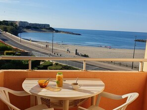 Outdoor dining - Seaside Apt with Parking, Beach Access (Sète)