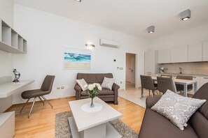 Smart TV - Modern nook by the shoreline trail (Novalja)