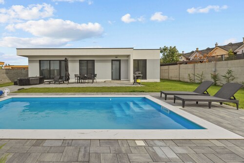 Air-conditioned Apartment House with Pool, 10B